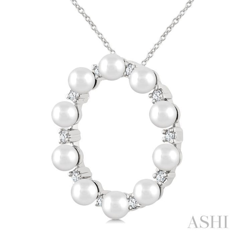 1/4 Ctw 4MM White Pearl and Round Cut Diamond Circle Fashion Pendant With Chain in 14K White Gold