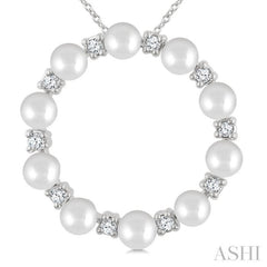 1/4 Ctw 4MM White Pearl and Round Cut Diamond Circle Fashion Pendant With Chain in 14K White Gold